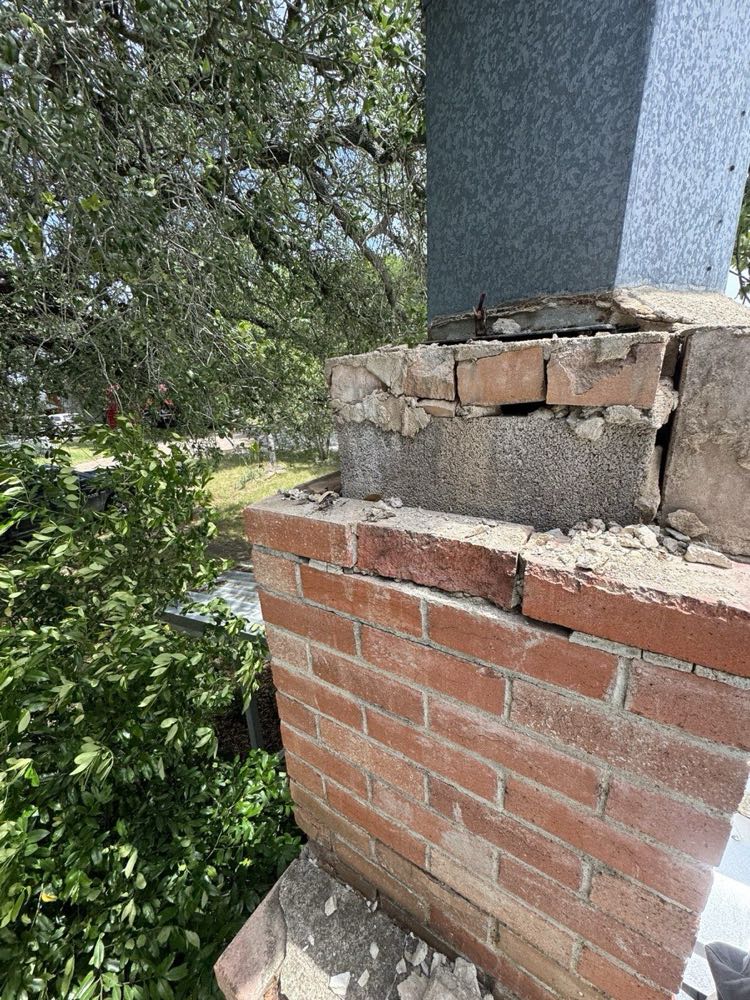 Cracked, crumbling chimney crown on a Dallas brick chimney before crown rebuild
