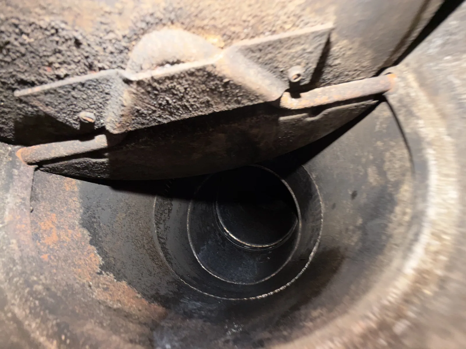 Top-sealing damper at the flue opening during service